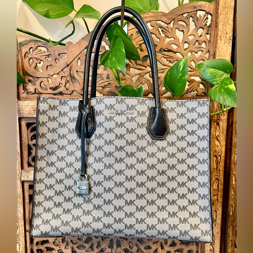 Michael Kor MK Handbag with Strap
